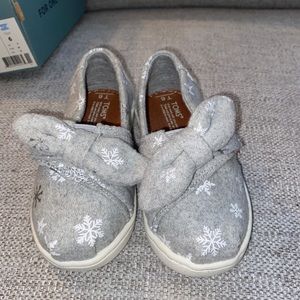 TOMS. Toddler 6.